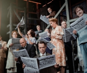 Ensemble mit Zeitung